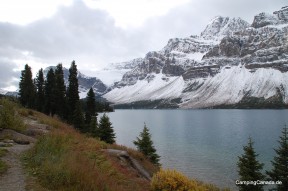Blick auf den am Icefield Parkway gelegenen Bow Lake