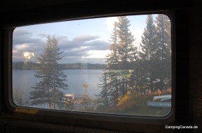 Ausblick auf den Bridge Lake vom Fenster des Campers aus