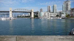 Blick von Granville Island über den False Creek auf die Burrard Bridge und Downtown Vancouver