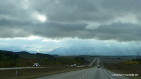 Highway 1 von Calgary nach Banff mit den Rocky Mountains im Hintergrund
