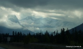 Aufgenommen auf dem Highway von Calgary nach Banff mit den Rocky Mountains im Hintergrund
